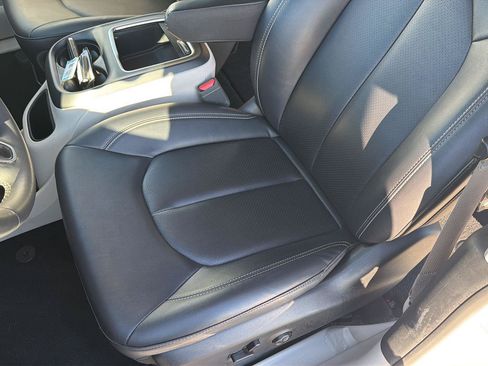 Used 2024 Chrysler Pacifica Touring-L FWD image 29