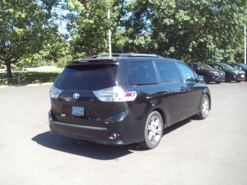 Used 2012 Toyota Sienna SE FWD image 5
