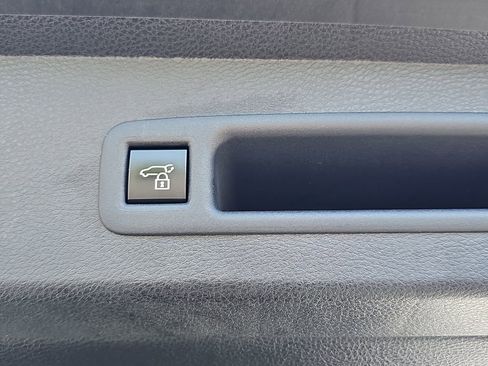 Used 2025 Toyota Sienna XSE AWD/4WD image 17