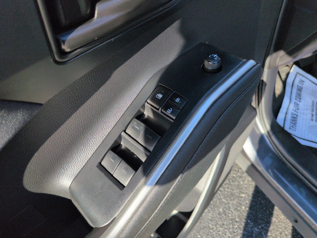 Used 2023 Toyota Highlander LE AWD/4WD image 11