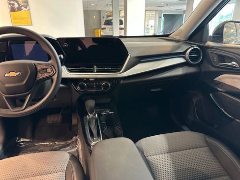 Used 2025 Chevrolet Trax LT FWD image 34