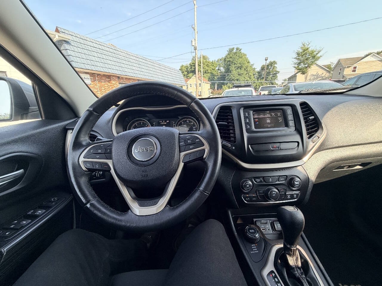 Used 2016 Jeep Cherokee Latitude AWD/4WD image 3