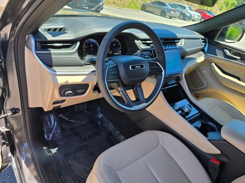 Used 2025 Jeep Grand Cherokee Limited AWD/4WD image 25