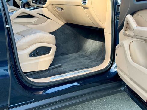 Used 2022 Porsche Cayenne Platinum Edition image 41