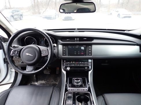 Used 2018 Jaguar XF Premium image 12