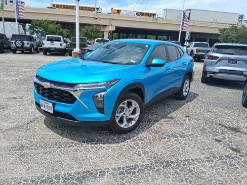 Used 2025 Chevrolet Trax LS w/ LS Convenience Package FWD image 2
