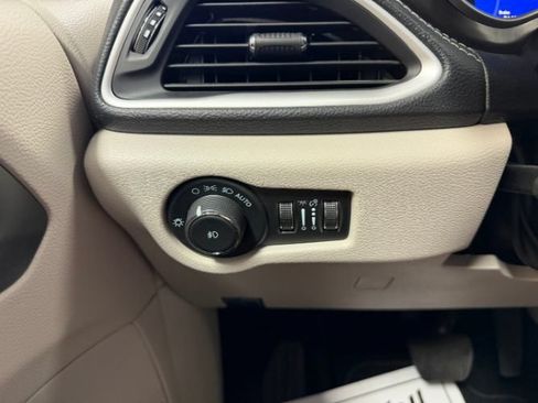 Used 2024 Chrysler Pacifica Limited FWD image 18