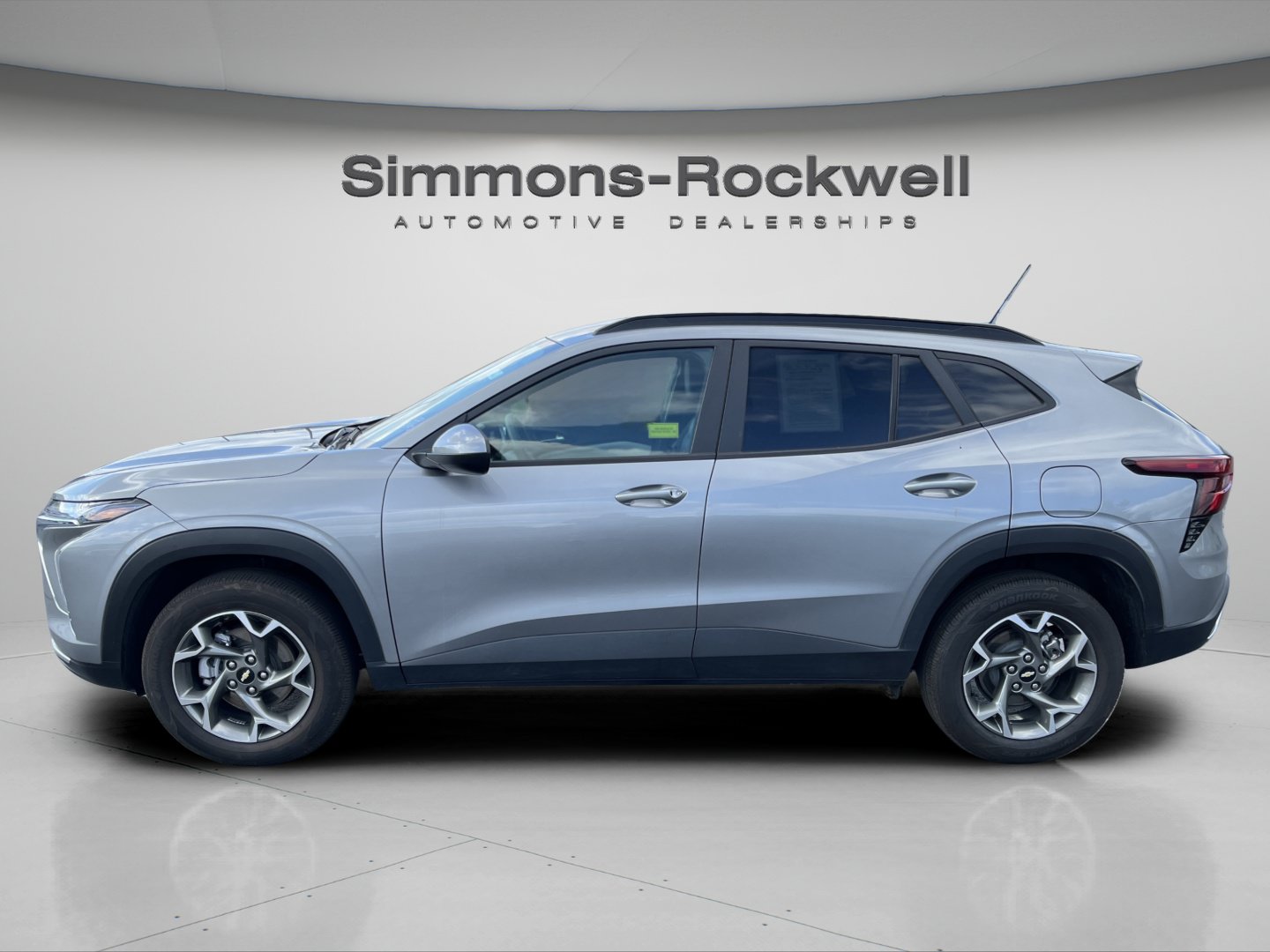 Used 2025 Chevrolet Trax LT FWD image 2