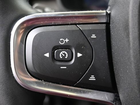 Certified 2025 Volvo XC40 B5 Core image 24