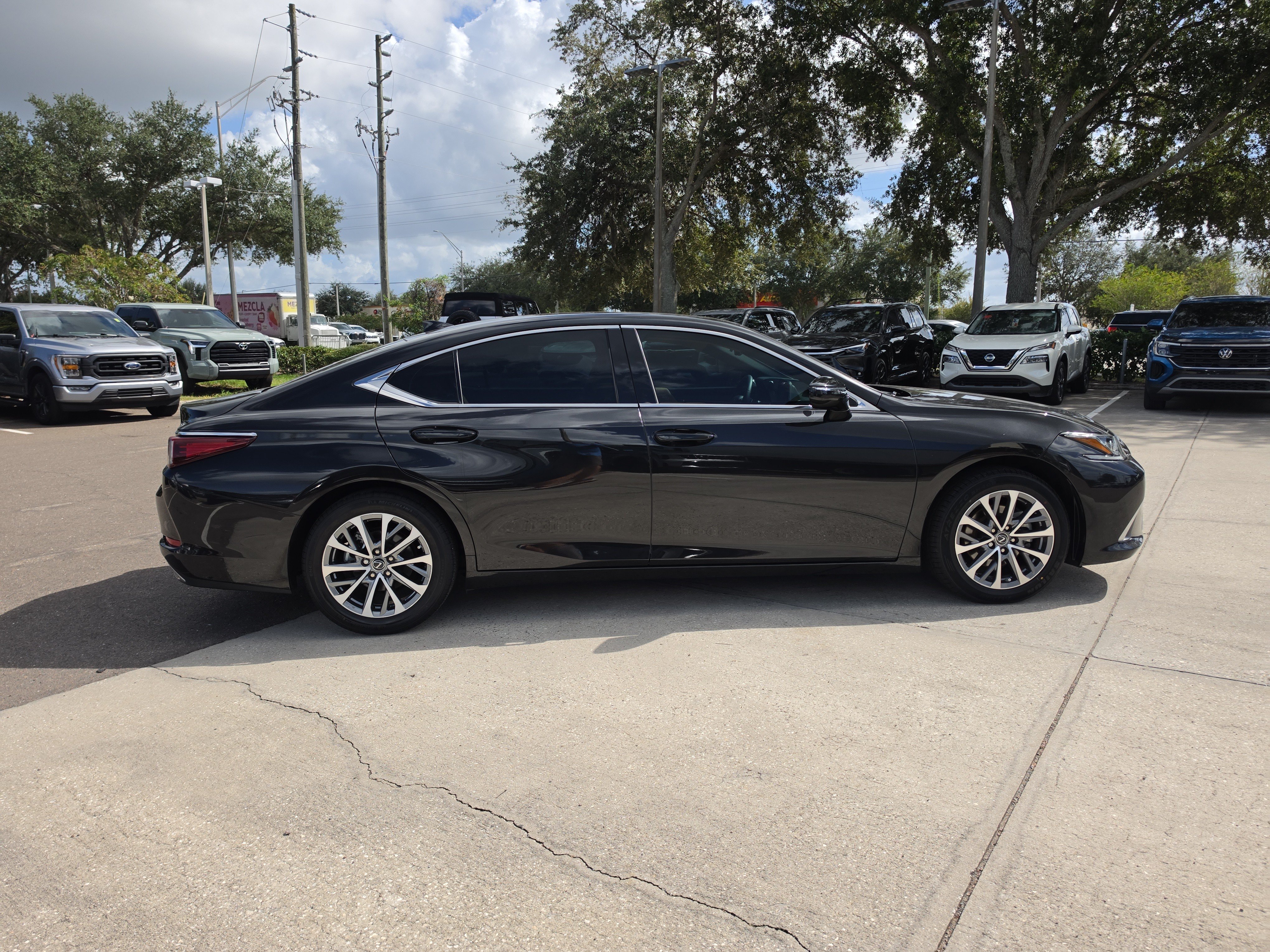 Used 2023 Lexus ES 350 w/ Accessory Package (Z2) FWD image 9