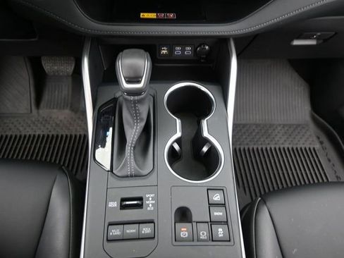 Used 2026 Toyota Highlander XLE image 9