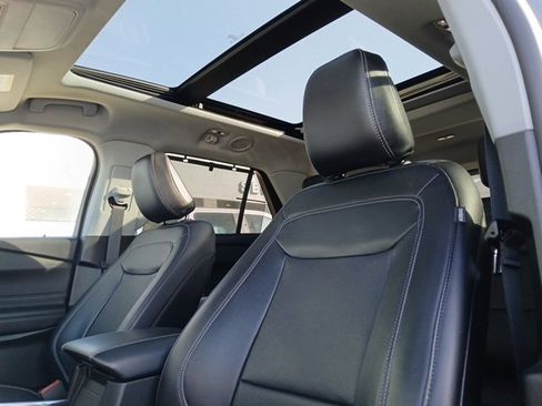 Used 2023 Ford Explorer Limited w/ Limited Technology Package image 11