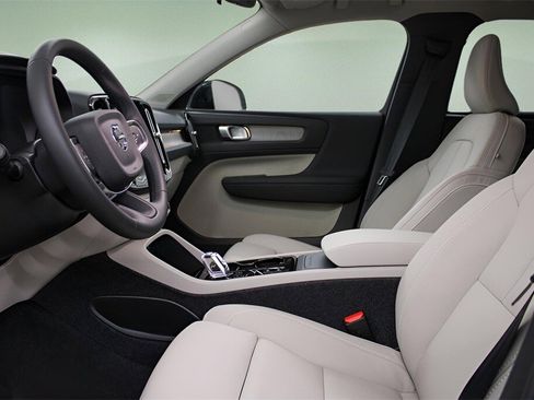 New 2026 Volvo XC40 B4 Plus w/ Protection Package Premier image 19