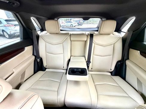 Used 2018 Cadillac XT5 Luxury w/ Driver Awareness Package FWD image 9