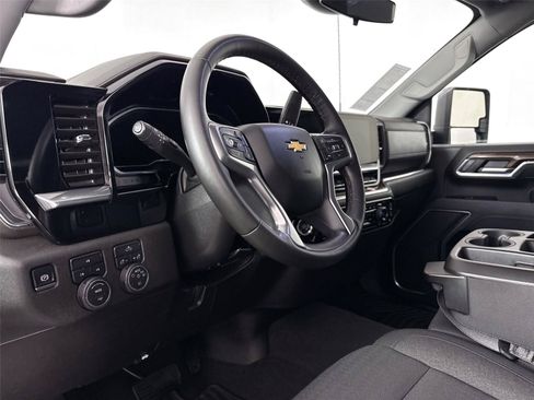 Used 2025 Chevrolet Silverado 2500 LT w/ Convenience Package AWD/4WD image 4