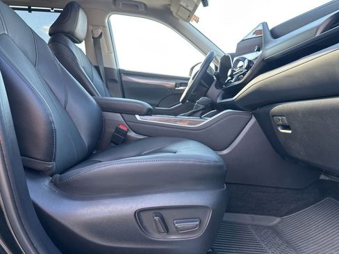 Certified 2025 Toyota Highlander Limited AWD/4WD image 36