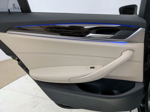 Used 2020 BMW 530e xDrive w/ Convenience Package image 39