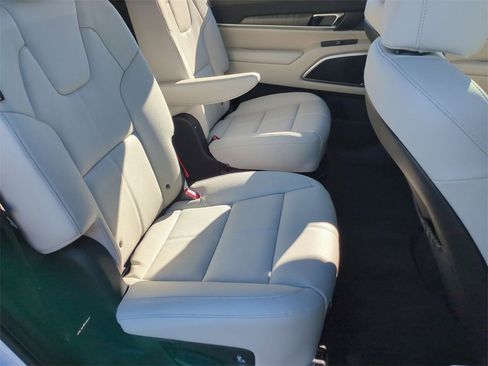 Certified 2025 Kia Telluride EX w/ EX Captain's Chair Package image 27