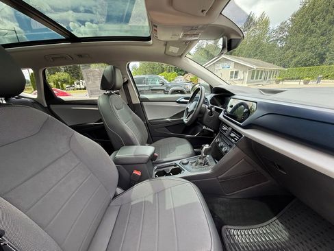 Used 2022 Volkswagen Taos SE w/ Panoramic Sunroof Package AWD/4WD image 18