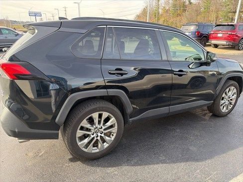 Used 2020 Toyota RAV4 XLE Premium image 4