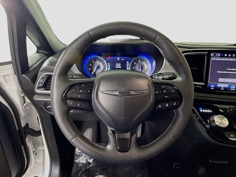 Used 2023 Chrysler Pacifica Touring FWD image 13