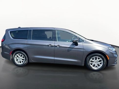 Used 2023 Chrysler Pacifica Touring-L FWD image 2