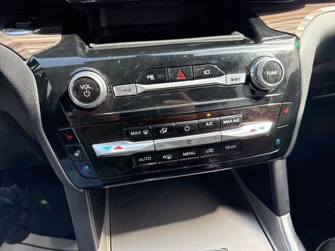 Used 2023 Ford Explorer Limited image 9