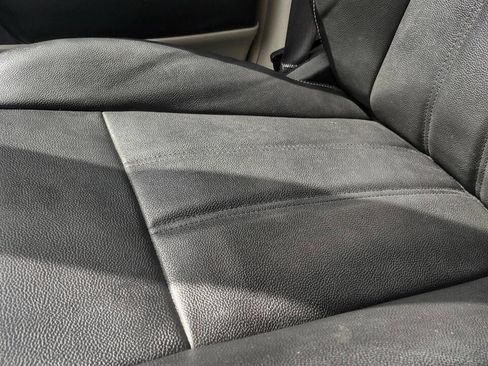 Used 2015 Chrysler Town & Country Touring w/ Driver Convenience Group image 33