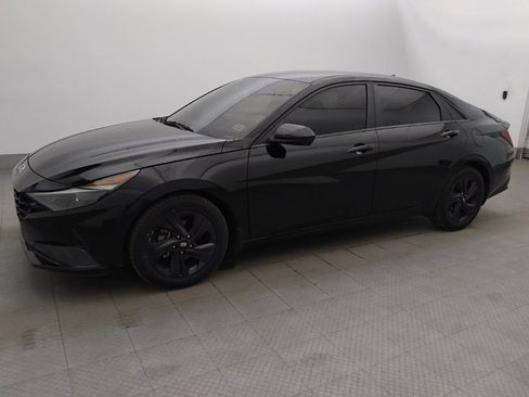 Used 2022 Hyundai Elantra SEL w/ Convenience Package FWD image 2