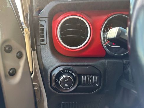 Certified 2020 Jeep Gladiator Rubicon w/ LED Lighting Group AWD/4WD image 19
