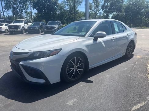 Used 2022 Toyota Camry SE w/ Cold Weather Package FWD image 2