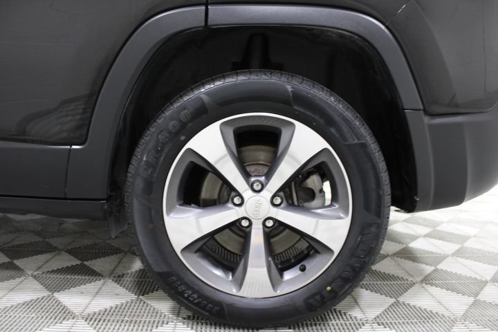 Used 2019 Jeep Cherokee Limited AWD/4WD image 46
