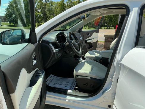 Used 2016 Jeep Cherokee Overland AWD/4WD image 14