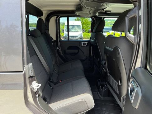 Used 2025 Jeep Gladiator Mojave AWD/4WD image 23