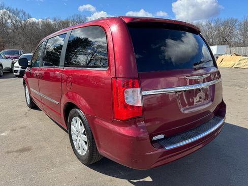 Used 2015 Chrysler Town & Country Touring image 3