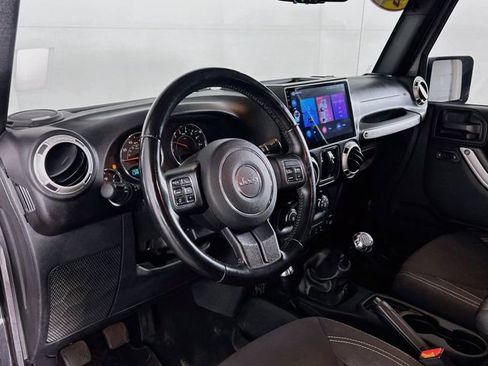 Used 2017 Jeep Wrangler Unlimited Sahara w/ Connectivity Group AWD/4WD image 31