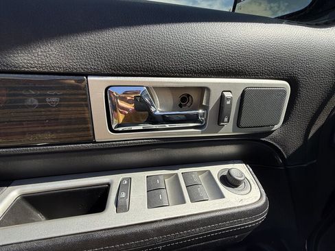 Used 2010 Lincoln MKX 2WD image 19