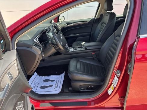 Used 2017 Ford Fusion SE w/ Fusion SE Technology Package FWD image 7