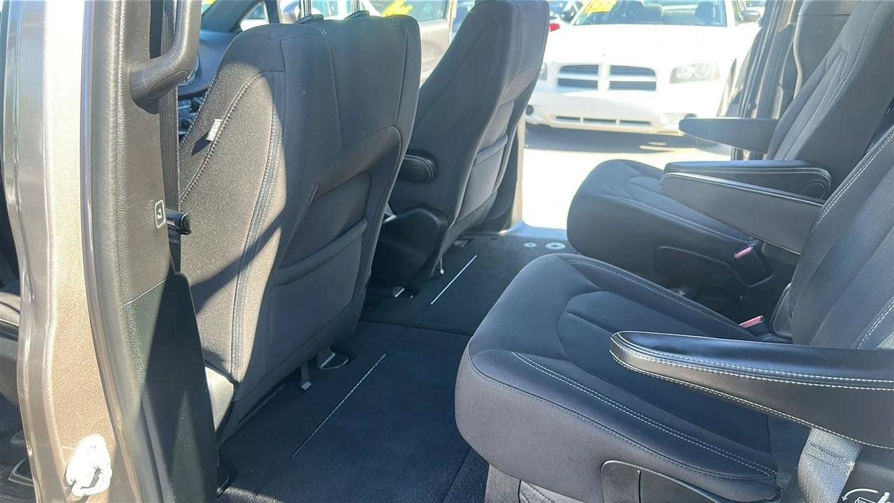 Used 2018 Chrysler Pacifica Touring Plus w/ S Appearance Package FWD image 27
