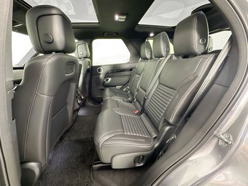 Used 2025 Land Rover Discovery S image 23