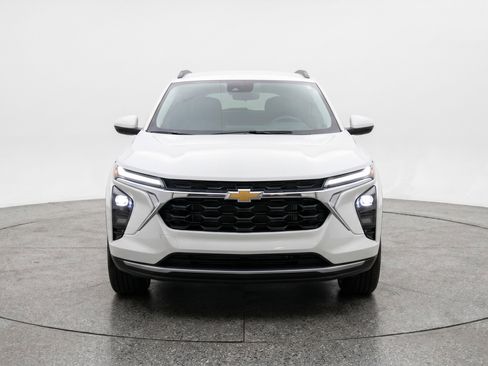 Used 2025 Chevrolet Trax LT FWD image 2