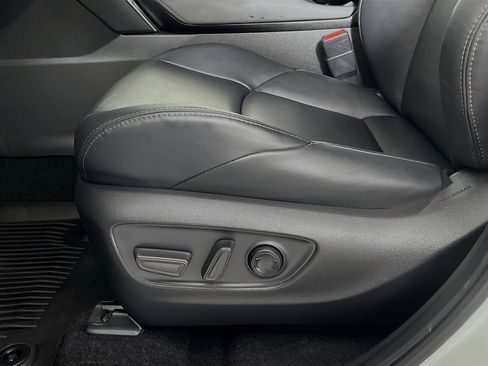 Used 2022 Toyota Venza XLE AWD/4WD image 19