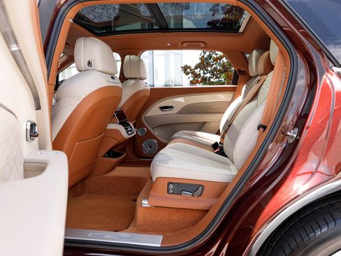 Used 2023 Bentley Bentayga Extended Wheelbase AWD/4WD image 35
