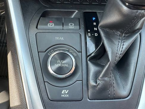 Used 2022 Toyota RAV4 XLE Premium AWD/4WD image 22