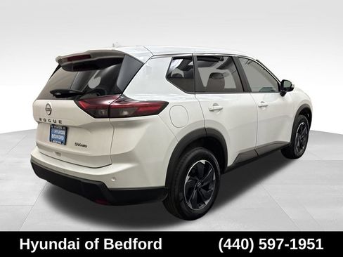 Used 2024 Nissan Rogue SV AWD/4WD image 5