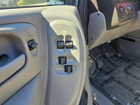 Used 2005 Dodge Grand Caravan SXT w/ Premium Group FWD image 25