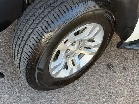 Used 2018 Chevrolet Suburban LT w/ Luxury Package image 17