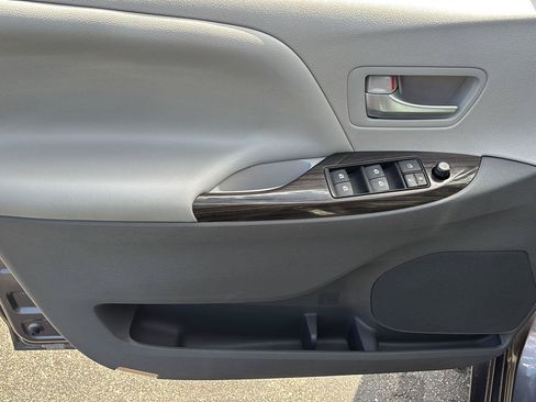 Used 2015 Toyota Sienna XLE AWD/4WD image 26