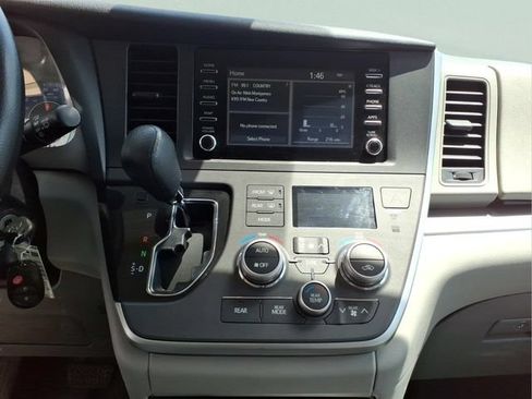 Used 2020 Toyota Sienna L FWD image 18