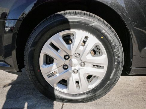 Used 2019 Dodge Grand Caravan SE w/ UConnect Hands-Free Group image 13